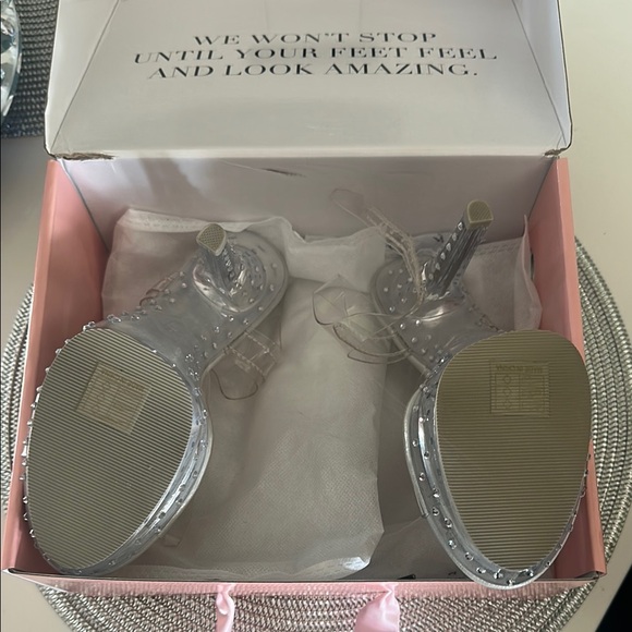 Silver Heels - Picture 5 of 5